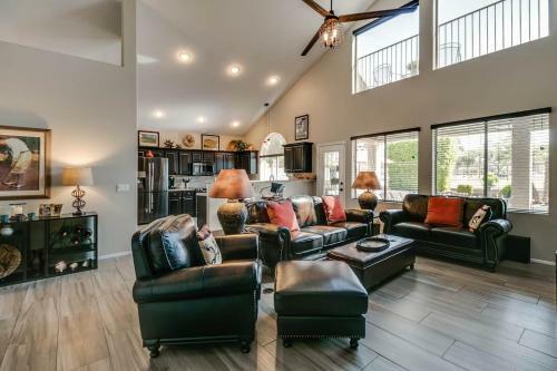 Spectacular Golf Course Home With Pool And Views