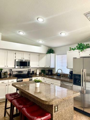 Resort Style Desert Oasis, Pool, Golf, Billiards & Ping Pong
