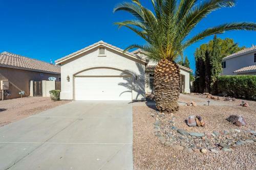 Gilbert Pool Home! Modern Comfort With A Separate Private Office! Home