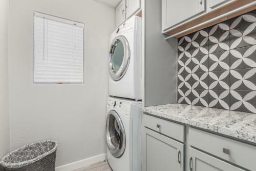 Super Upgraded Gilbert 2 Story! Dog Friendly! Home