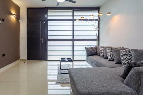 Casa Lisa, Modern Home, 10 Blocks From Ferry.