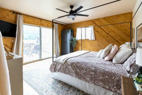 Whispering Hollow Lodge On Greer Main St!