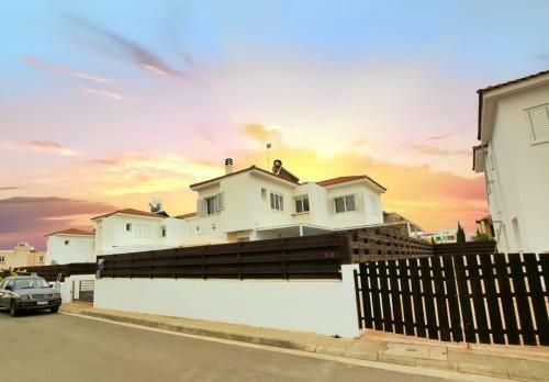 Sunnyvillascyprus: Modern 3br Villa /w Pool