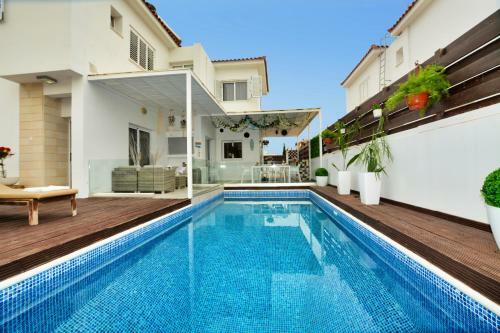 Sunnyvillascyprus: Modern 3br Villa /w Pool