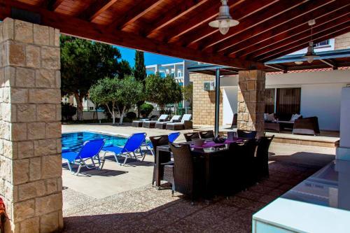 6 Bdr Villa With Tennis Court