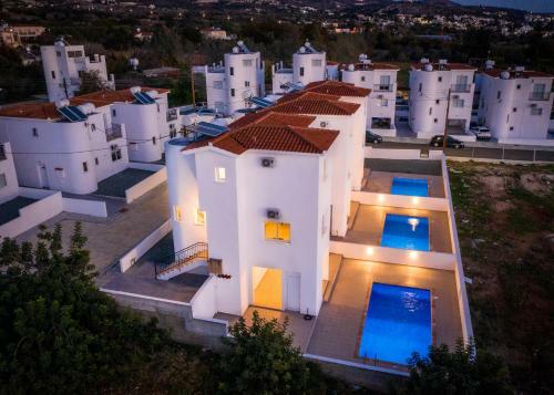 Comfortable And Spacious 3 Bedroom Villa With A Private Pool And A Sea View