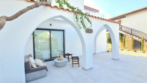 Phaedrus Living: Seaview Luxury Villa Venus