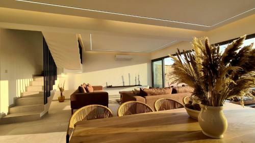 Phaedrus Living: Seaview Luxury Villa Venus