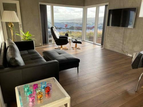 Modern Apartment With City & Oceanside View