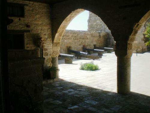Excellent 2 Bed Apartment With Pool View, AC & Gym!