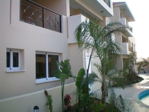 Excellent 2 Bed Apartment With Pool View, AC & Gym!