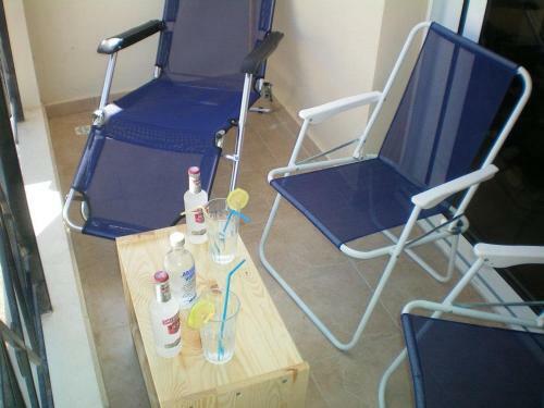 Excellent 2 Bed Apartment With Pool View, AC & Gym!