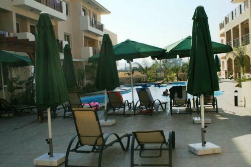Excellent 2 Bed Apartment With Pool View, AC & Gym!