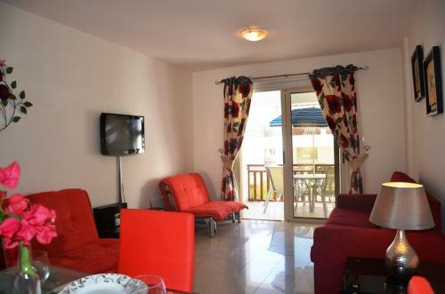 Ground Floor One Bedroom Apartment B2, 3 Pools, Free Wifi