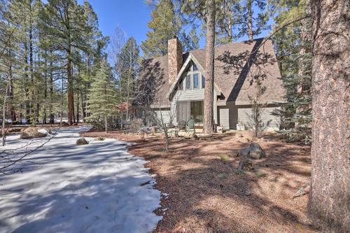 Pinetop Lakes Getaway With Wraparound Deck!
