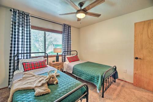 Family-friendly Pinetop Retreat Deck And Yard!