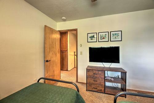 Family-friendly Pinetop Retreat Deck And Yard!