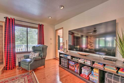 Family-friendly Pinetop Retreat Deck And Yard!