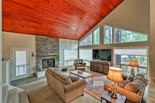 Pinetop Cabin With Fireplace, About 1 Mi To Golf!