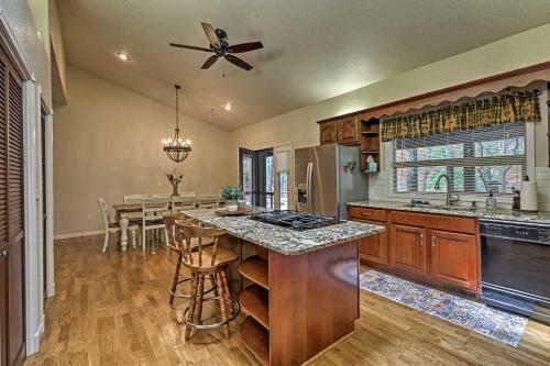Pinetop Cabin With Fireplace, About 1 Mi To Golf!