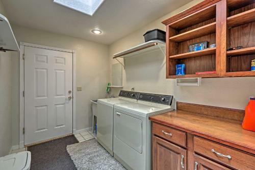 Pinetop Cabin With Fireplace, About 1 Mi To Golf!