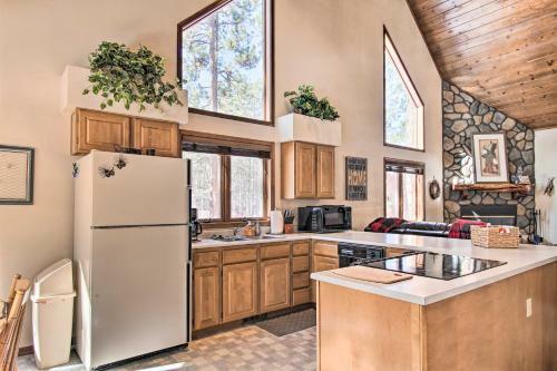 Cheery Family Cabin With Fire Pit And Fenced Yard