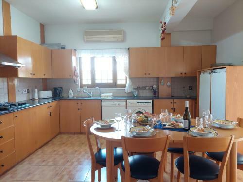 4 Bd Villa By Golden Bay Beach In Pyla