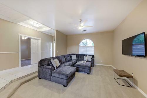 Spacious & Updated House Pool