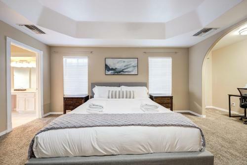 Spacious & Updated House Pool