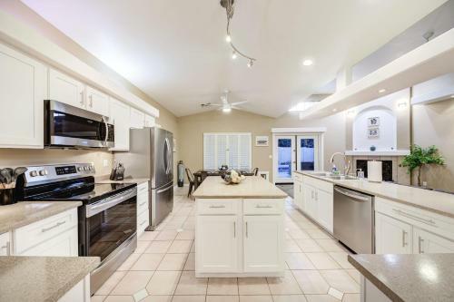 Spacious & Updated House Pool