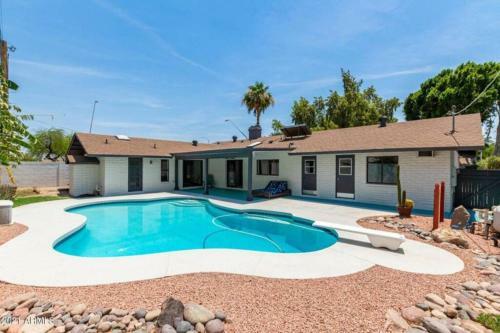 Amazing Mesa Home With Basement! Sleeps 18!