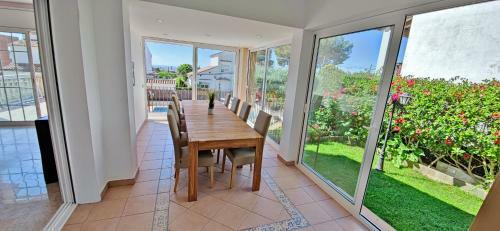Magn�fica Y Espaciosa Villa Con Piscina Y Jardin