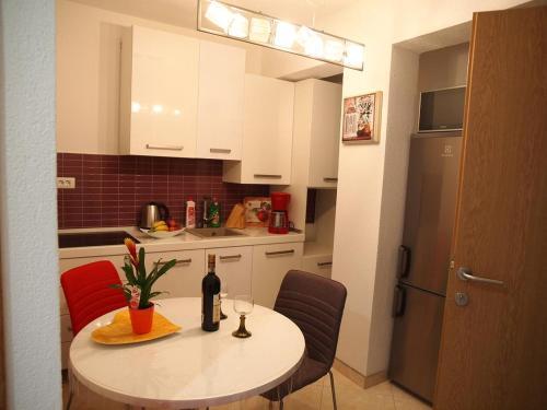 Apartments With A Parking Space Makarska - 9129