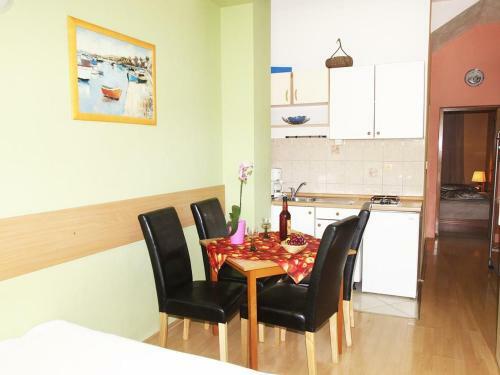 Apartments With A Parking Space Makarska - 9129
