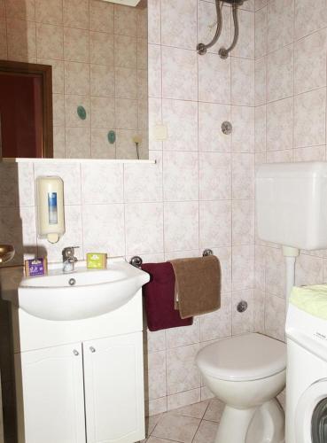 Apartments With A Parking Space Makarska - 9129