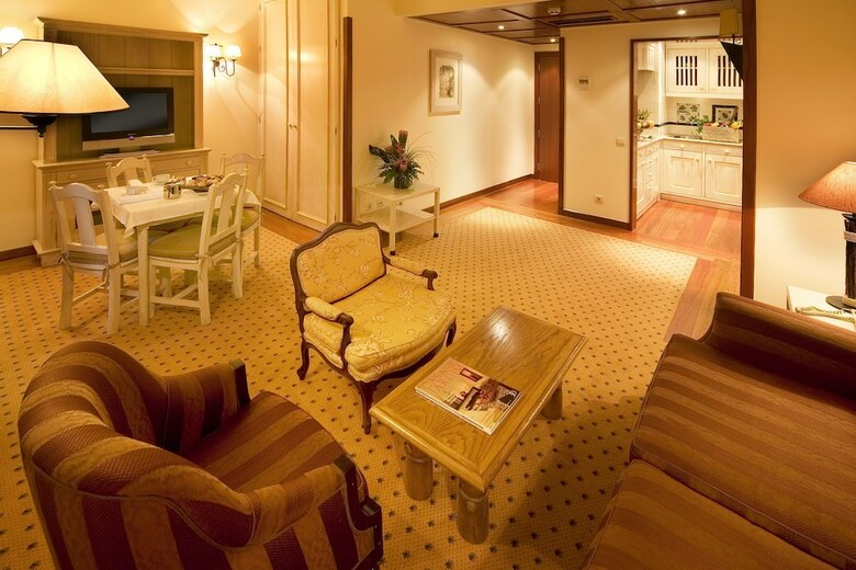 Real Residencia Suite Hotel