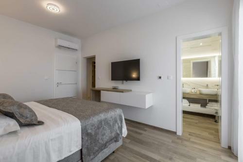 Luxury Villa Adonis Split With Private Pool, Jacuzzi, Sauna And Gym