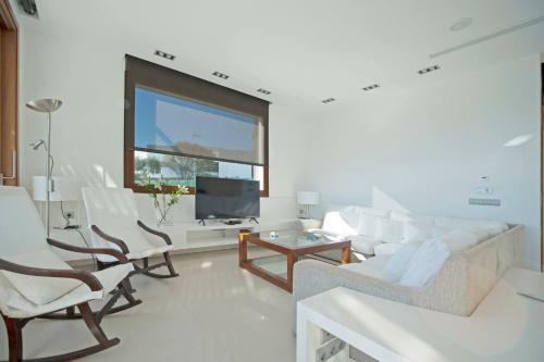 Majestic 5 Bedroom Villa With Pool And Sea Front