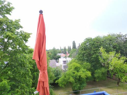 Helles Apartment Mit Balkon Am Gro�en Garten Nahe Stadtzentrum