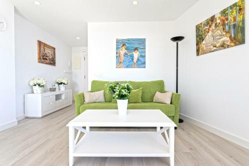 Apartamento Arpa de Tr�boles, 100m Carihuela Beach, By Hellodomik