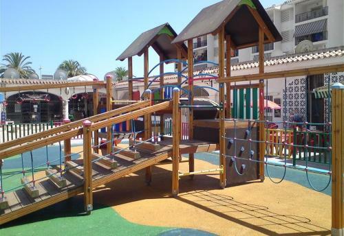 Apartamento Family Friendly Patio And Poolview