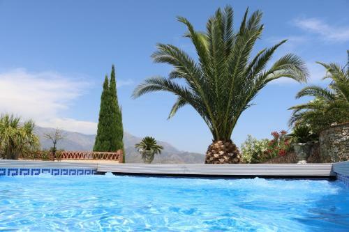 Exceptional Costa Del Sol Villa For 8, Hi Spec, Tranquil Setting, Amazing Views. Heated Pool.