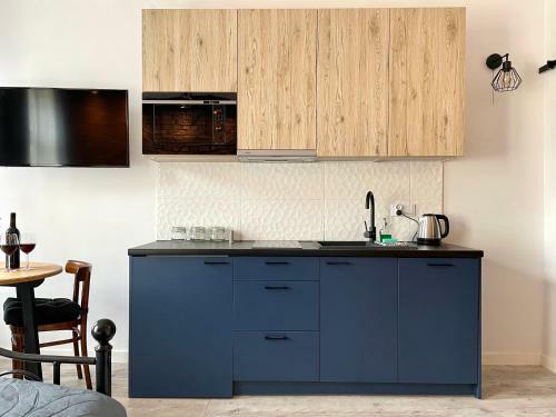Copernicus Street Apartment - Broken Flowers