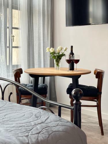 Copernicus Street Apartment - Broken Flowers