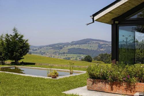 Casa Con Gran Jard�n Y Piscina En Cabarceno