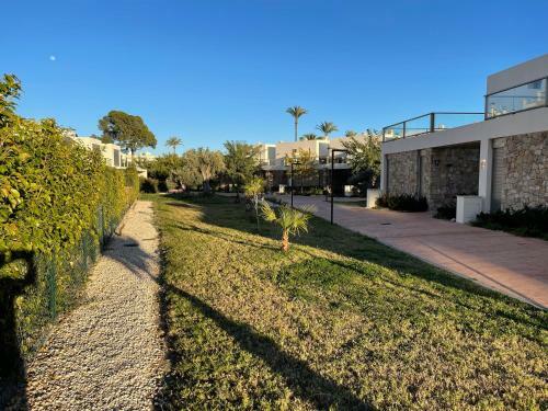 Deluxe Beach House: Sea, Pool & Relax