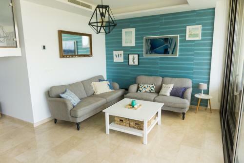 Deluxe Beach House: Sea, Pool & Relax