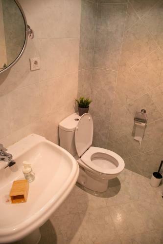 Beachfront Surf & Holiday House, Up To 12 Persons