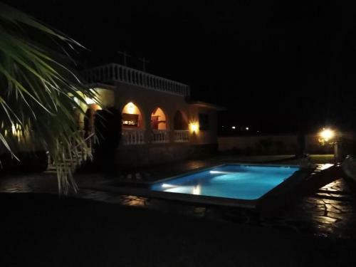 Amplio Chalet Con Gran Piscina Y Jardin