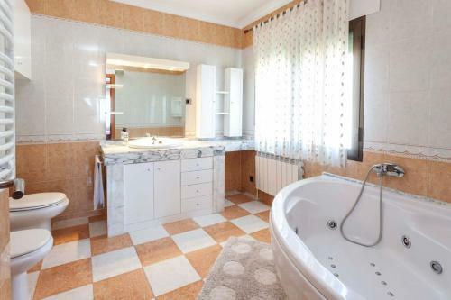 Amplio Chalet Con Gran Piscina Y Jardin